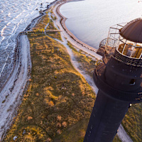 En fyr vid en långsmal strand på Ösel