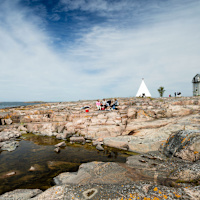 Röda stugor vid havet på Åland