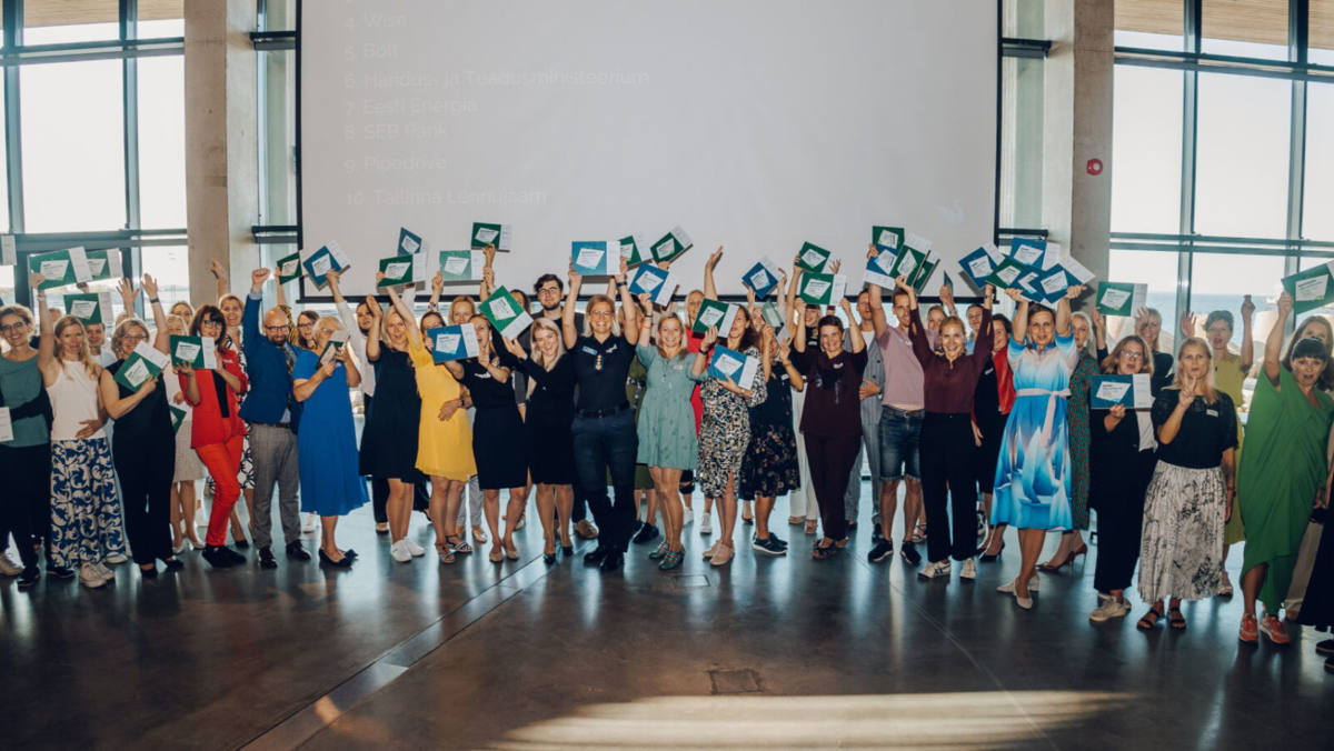 Групповое фото с сертификатом Привлекательного работодателя