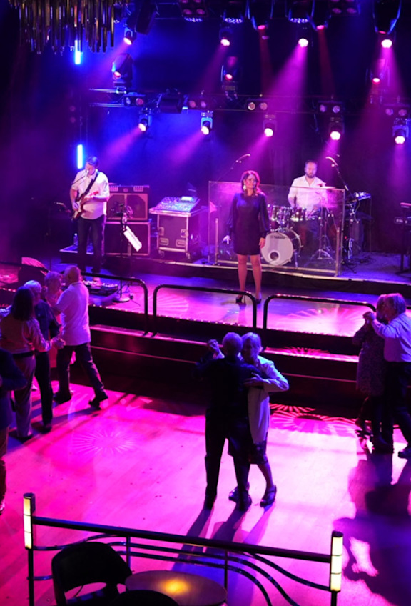 Dansade par framför scen med liveband.