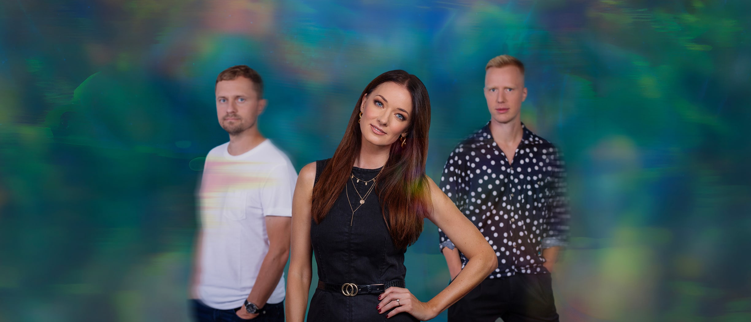 INES TRIO bänd: Ines on esiplaanil ja tema taga seisavad bändiliikmed