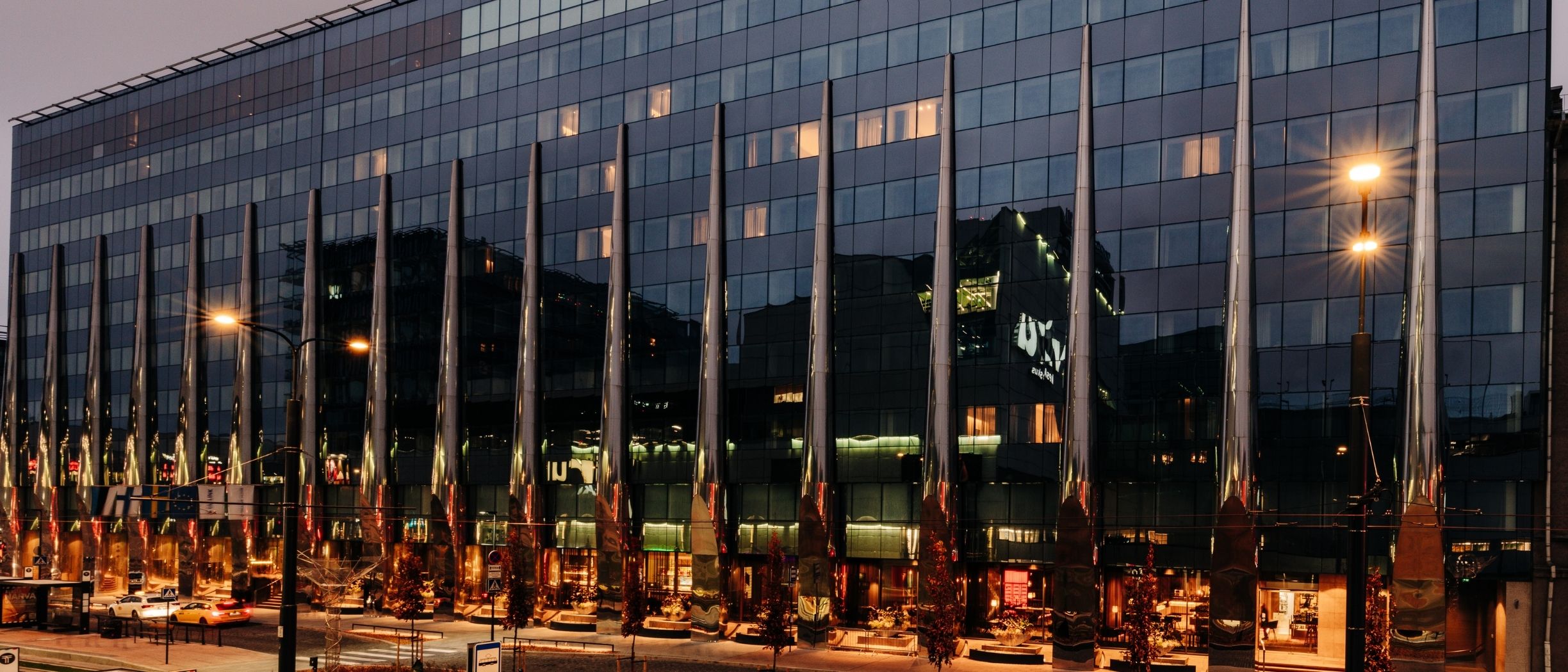 Tallink City viesnīcas ārējais skats ar stikla logiem un metāla detaļām.