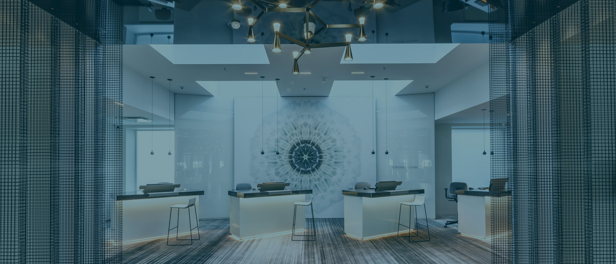 Kaasaegne hotelli vastuvõtt nelja valge teenindusleti ja suure ringikujulise lillelise seinamaalinguga