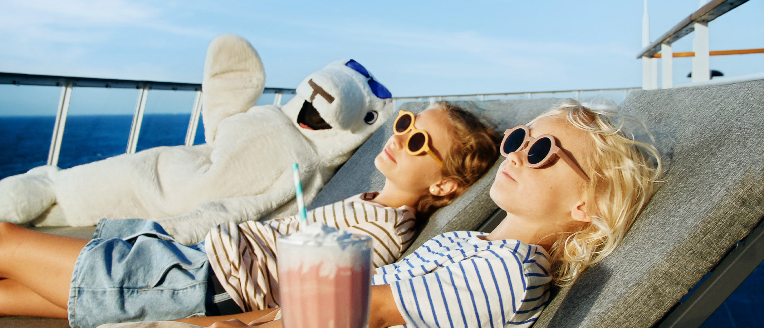 En familj står i landgången och väntar på att kliva ombord ett Tallink Silja Line fartyg