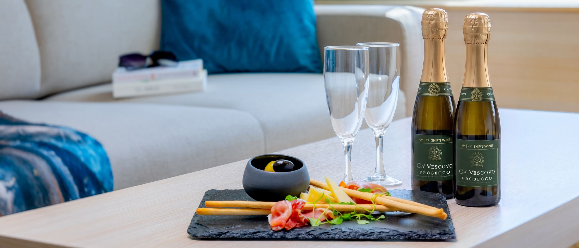 Två flaskor prosecco och tilltugg