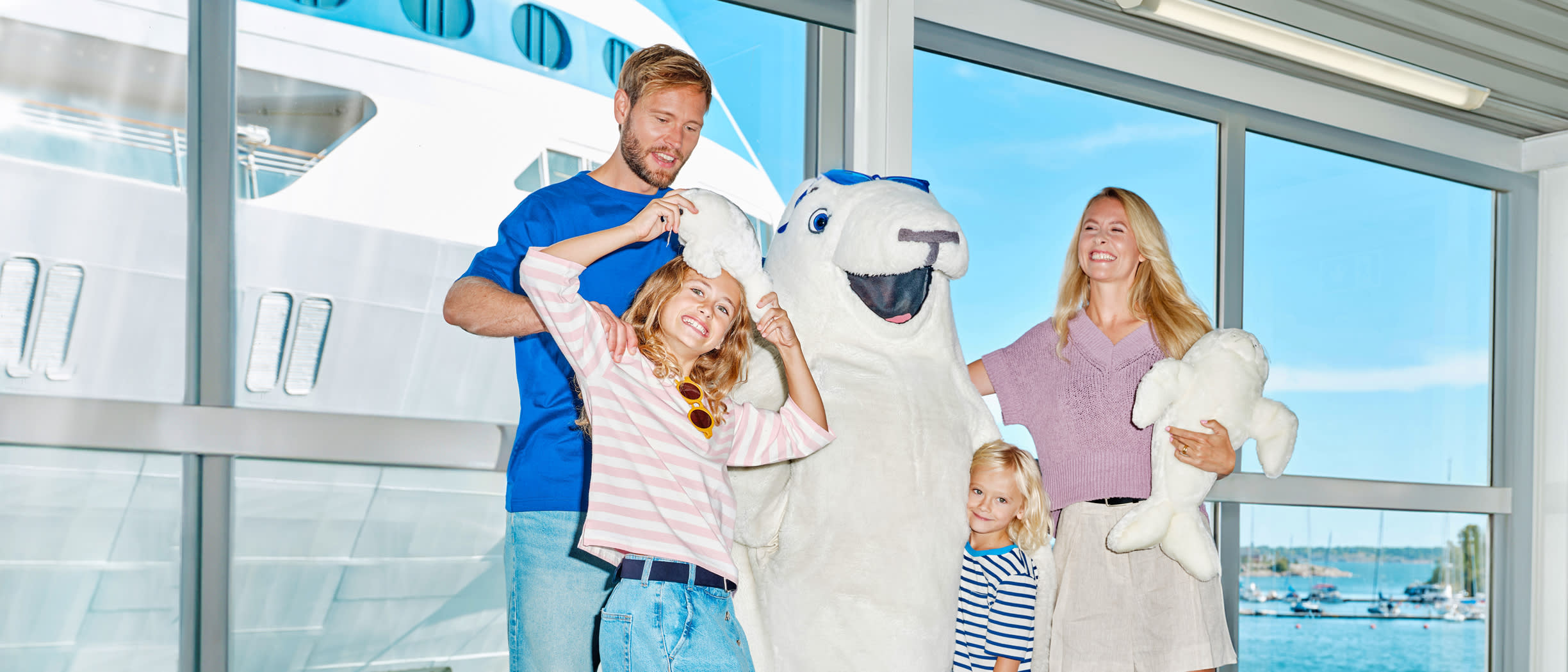 En familj står i landgången och väntar på att kliva ombord ett Tallink Silja Line fartyg