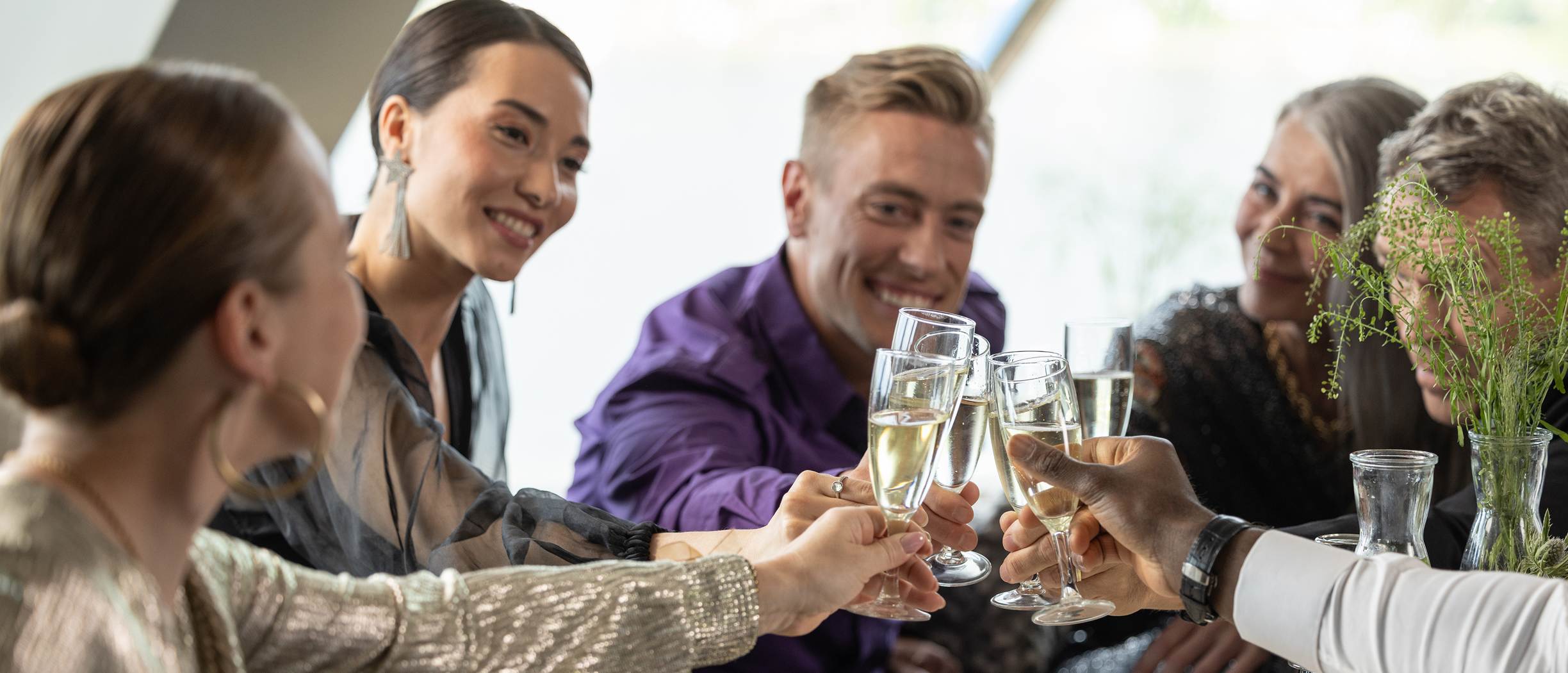 En grupp som skålar med champagneglas