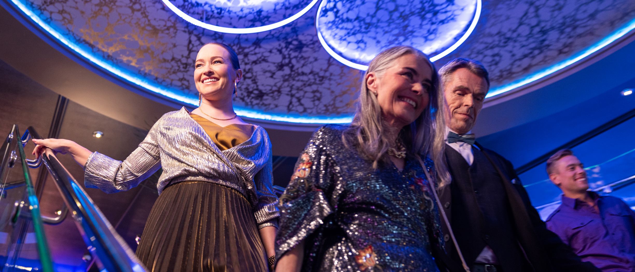 Fyra vänner går ner för en trappa i Starlight på Silja Symphony