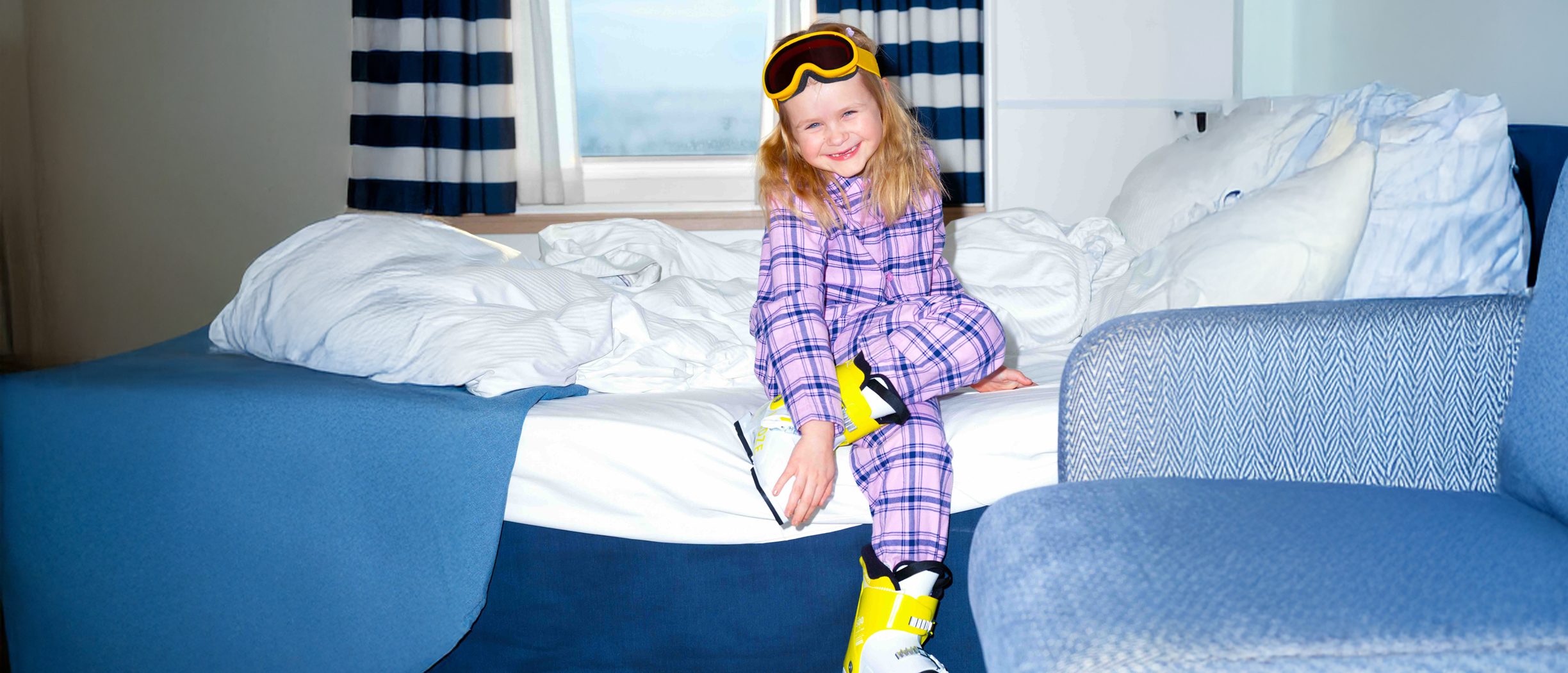 Девушка сидит в каюте лайнера в горнолыжной поездке в Финляндию и Швецию по зимнему предложению Tallink