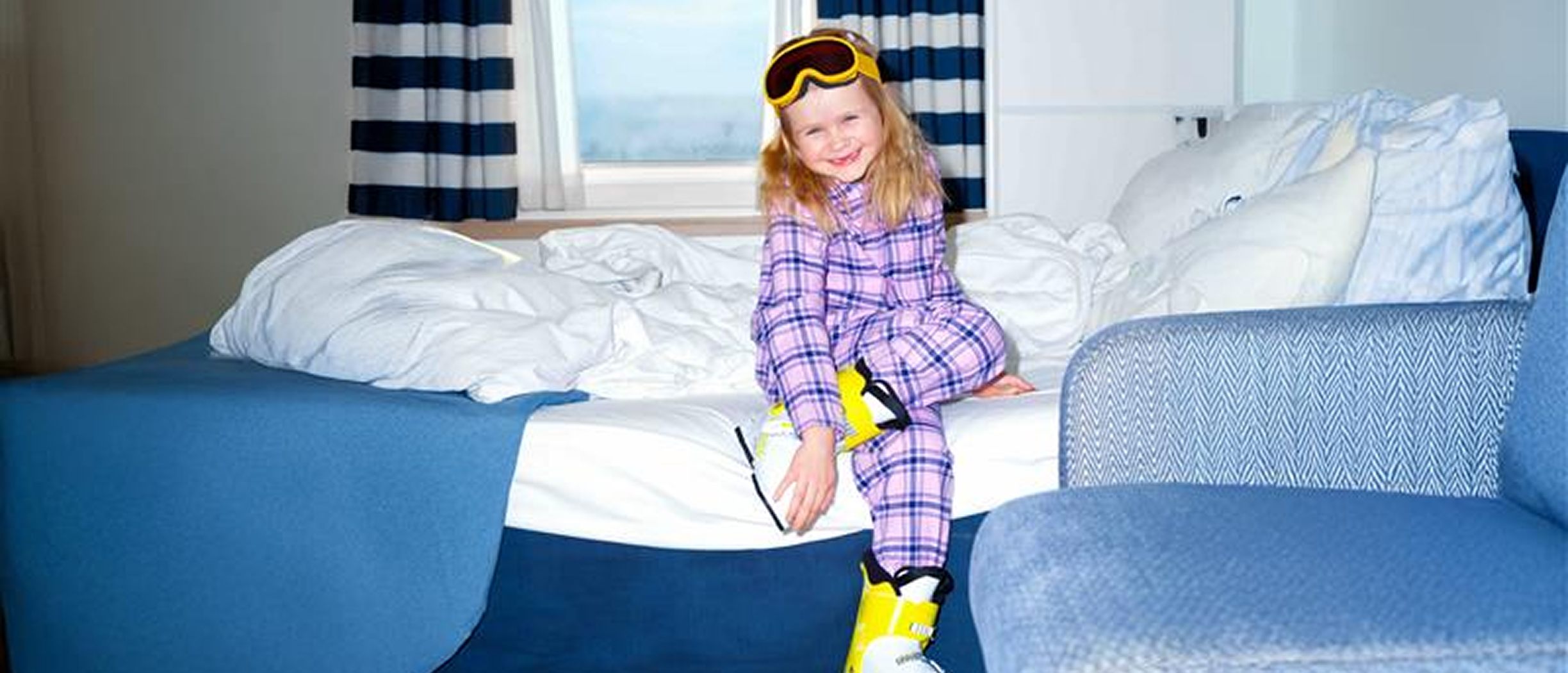 Meitene sēž kajītē un dodas slēpošanas ceļojumā uz Somiju un Zviedriju, izmantojot Tallink ziemas ceļojumu piedāvājumu.