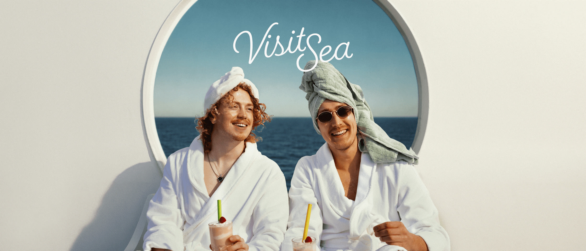 Иллюстрация кампании Visit Sea с двумя улыбающимися мужчинами в халатах, которые наслаждаются морским видом и отдыхом на борту судна Tallink Silja Line.