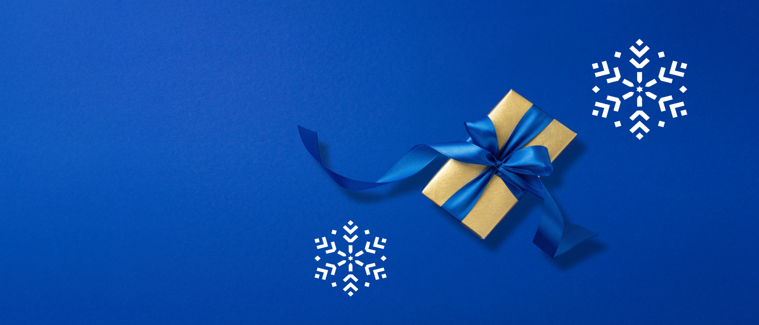 Sinine jõulukingitus kuldse paelaga