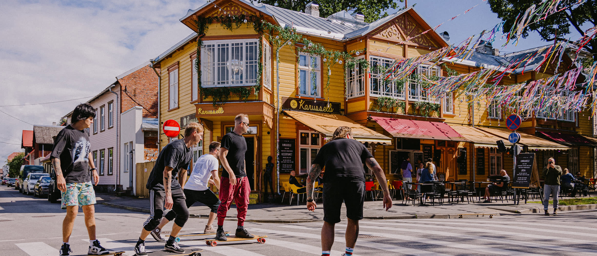 The Bedwetters band skateboarding in Pärnu
