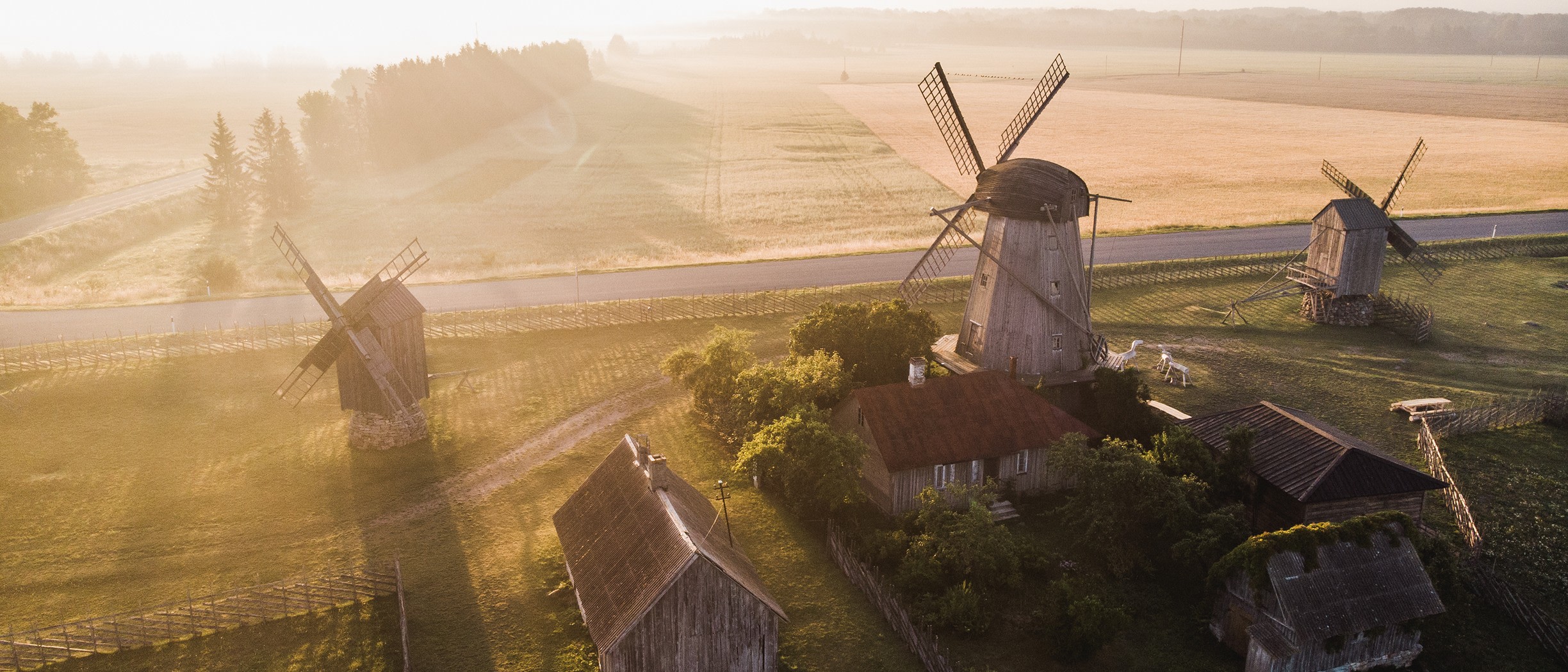Aamulla varhain ilmakuva Saarenmaan Anglan tuulimyllystä.