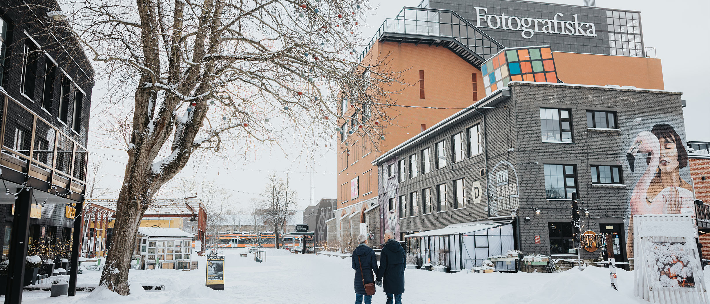 Eldre par som går tur i Telliskivi-distriktet i Tallinn, Estland