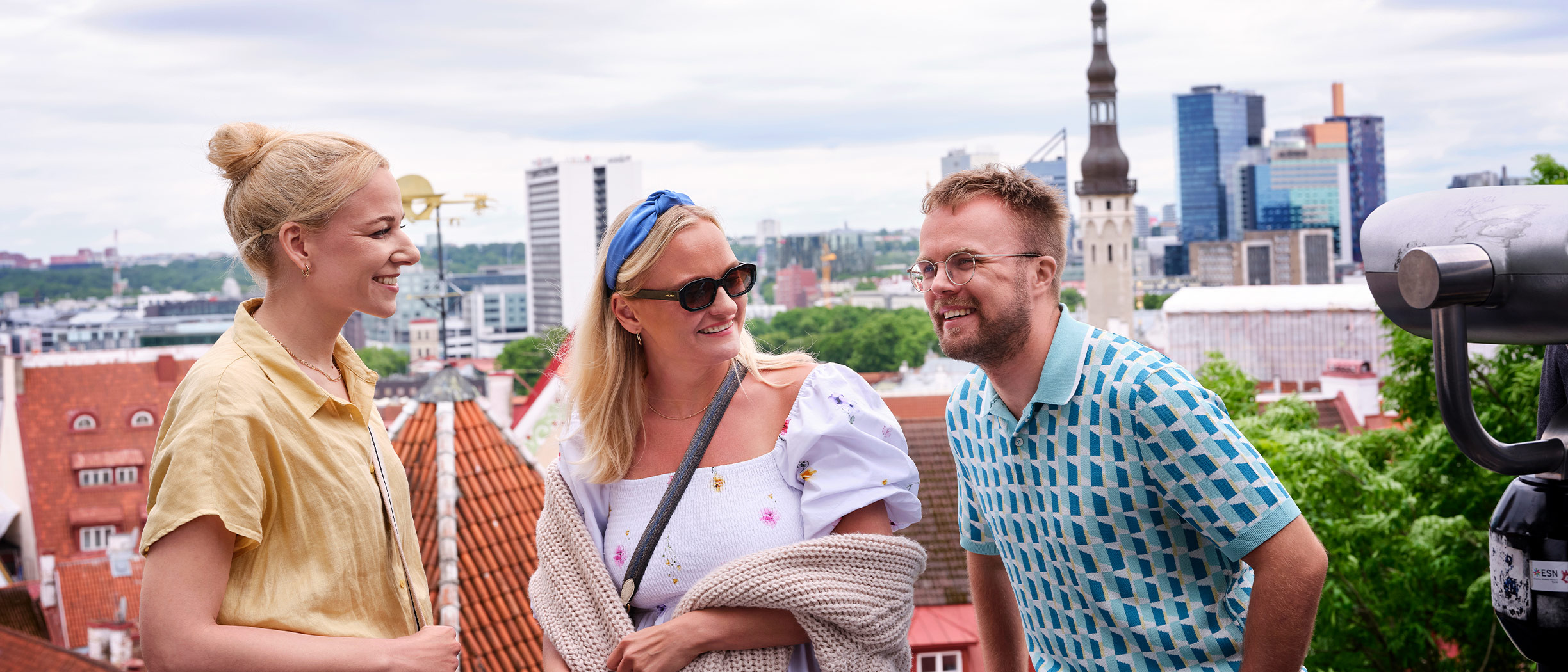 Tre vänner står vid en utsiktsplats i Tallinn