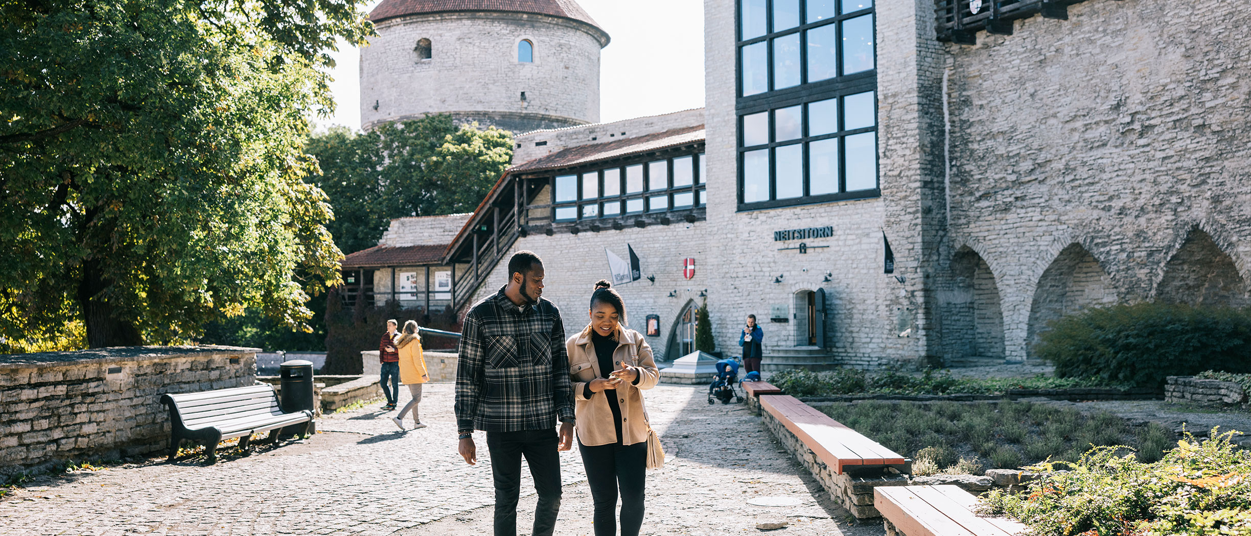 Ett par går runt och upptäcker Tallinns gamla stan