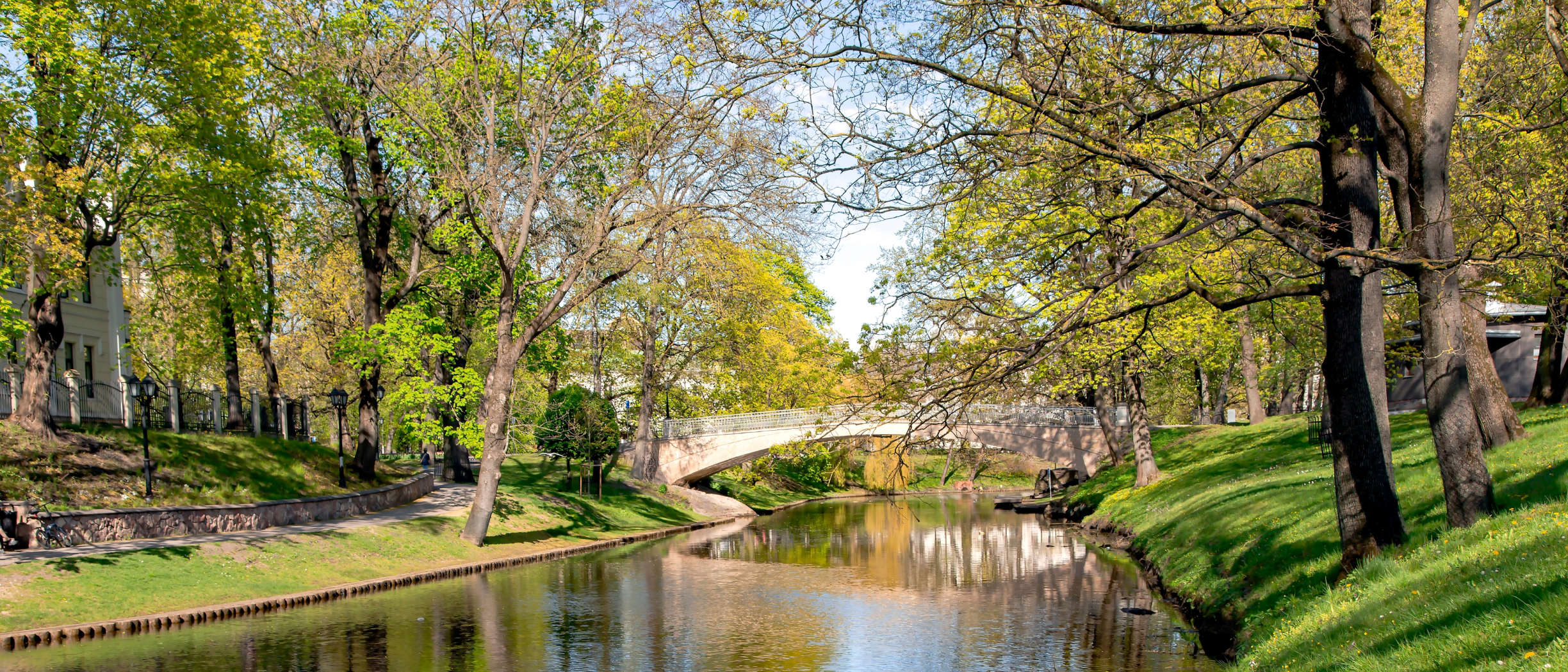 Steinbrücke über einen Flusskanal in Riga in Lettland