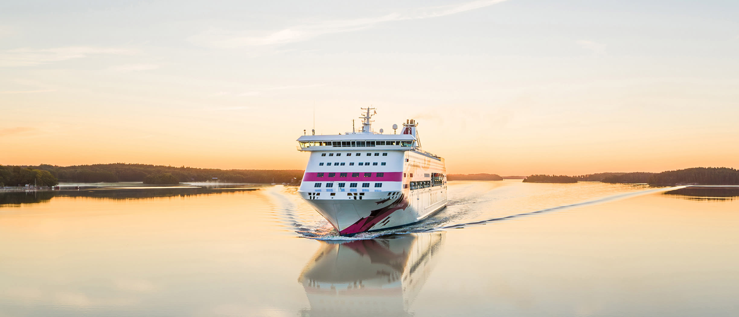 Baltic Princess liikennöimässä kohti katsojaa Itämerellä auringonlaskun aikaan