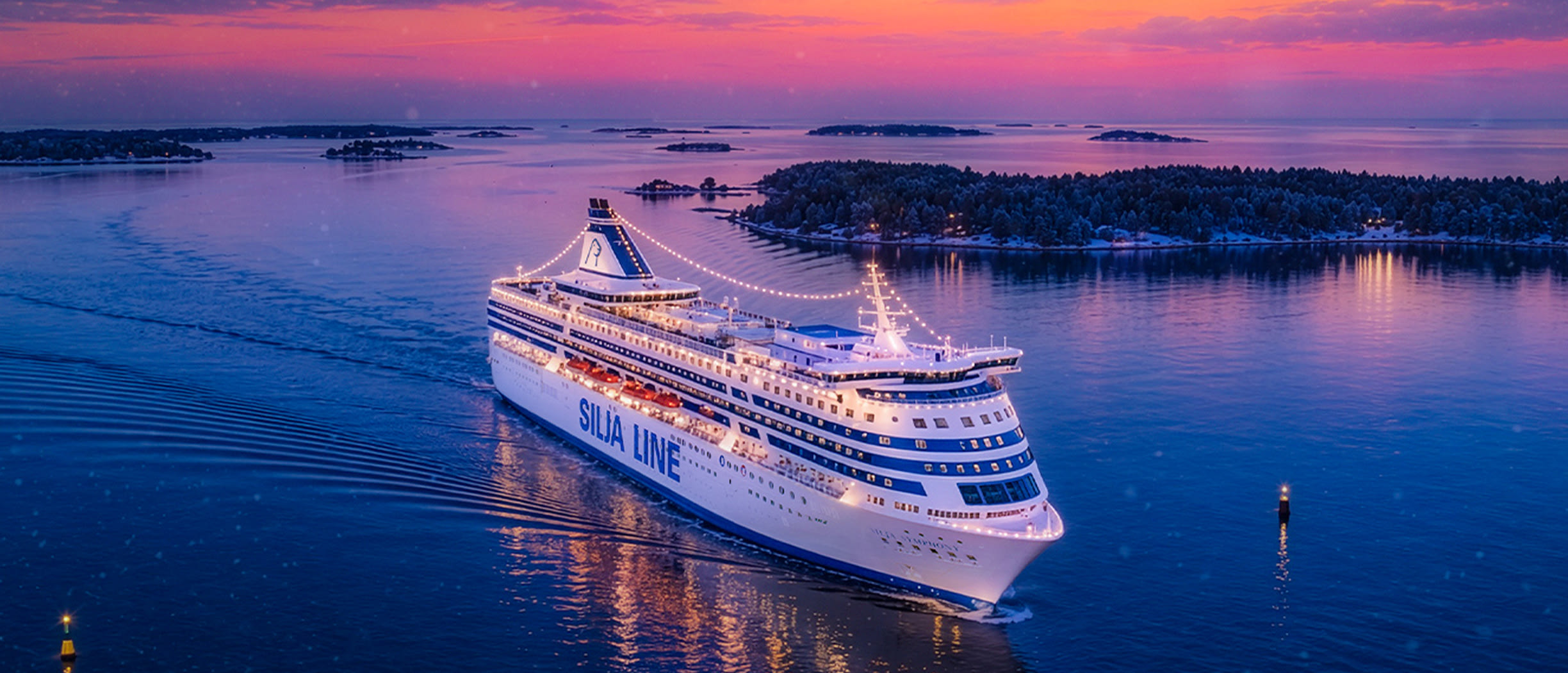 Kryssningsfartyget Silja Symphony på den vinterklädda Östersjön