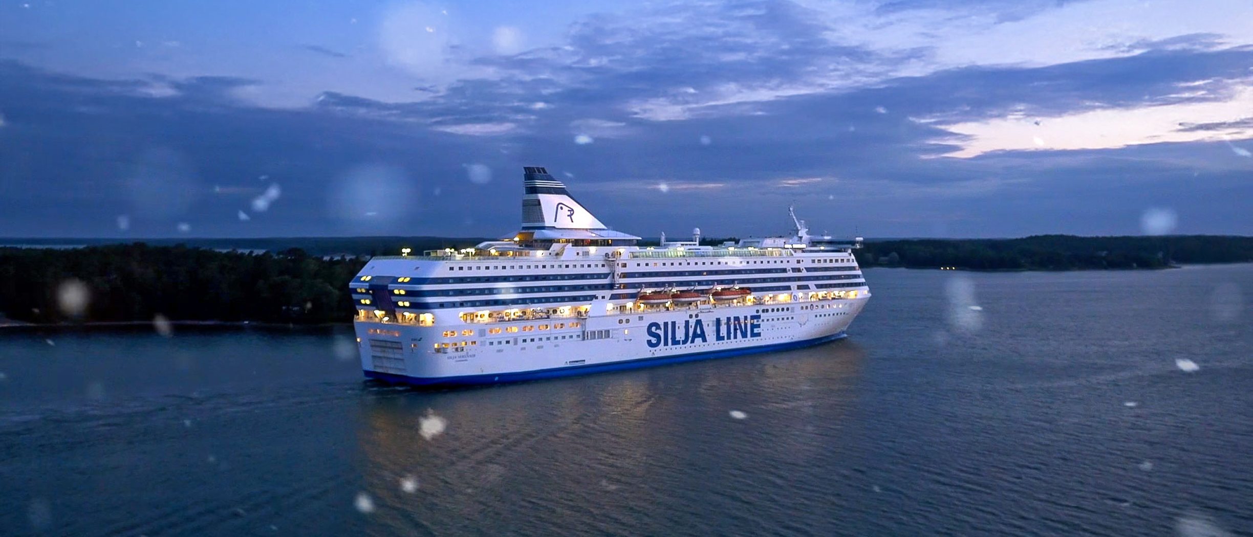 Kryssningsfartyget Silja Serenade på vinterliga Östersjön