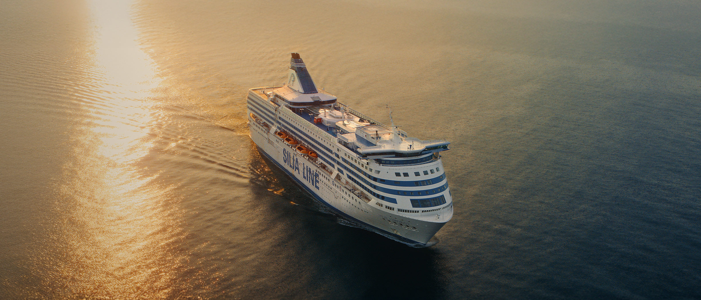 Silja Symphony ute på havet i solnedgång
