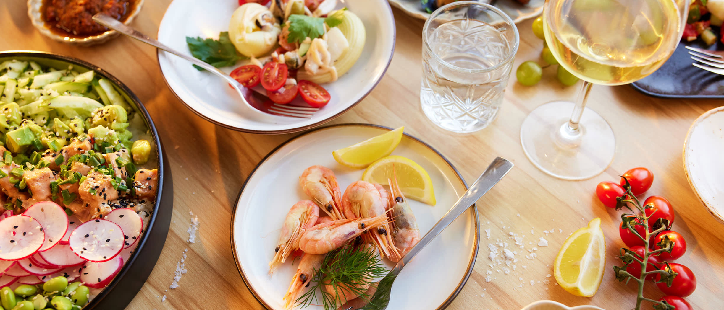 Külmad mereannid, pastasalat, värske poke-kauss ja valge vein Tallinki Megastari Delight Buffet's.