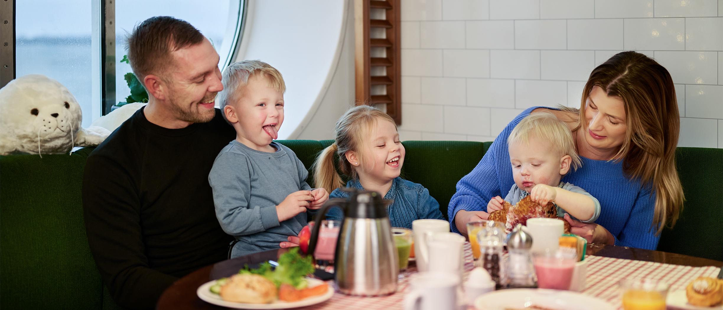 Familj äter frukost ombord på fartygets restaurang
