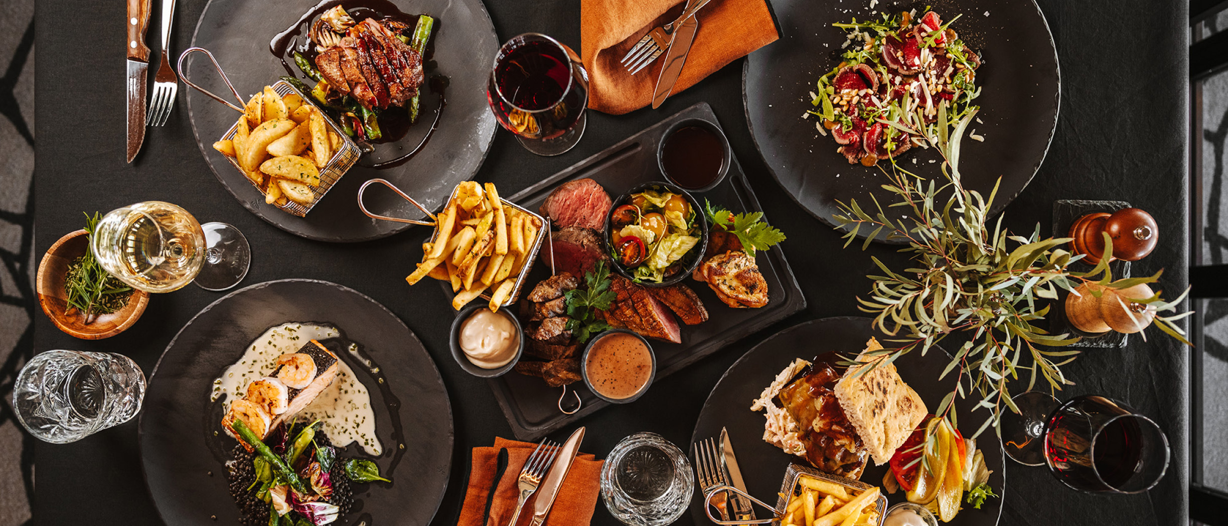 Ülaltvaade grill-liha ja lisanditega rikkalikult kaetud lauale Silja Symphony Grill House’is.