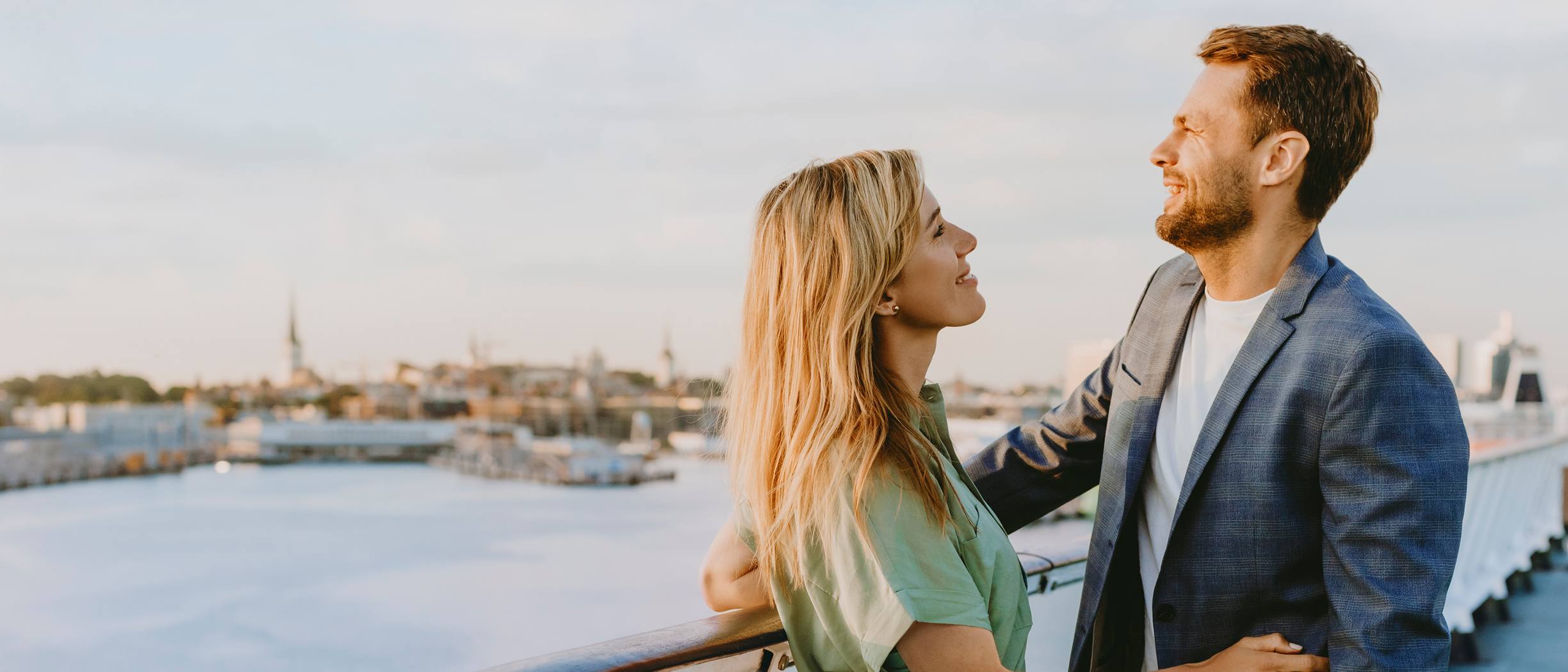 Ein Pärchen an Bord eines Tallink Silja Line Schiffes genießt die Aussicht.