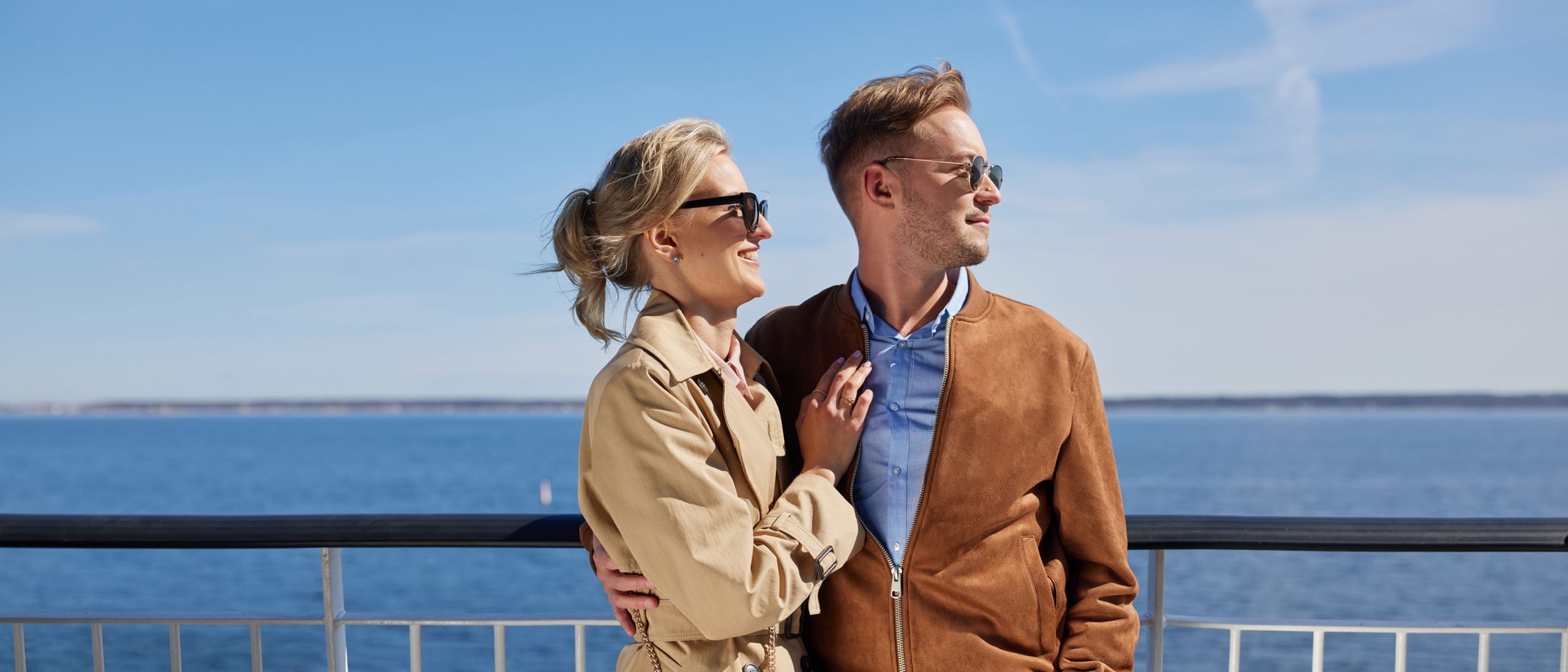 Ein Pärchen an Deck einer Tallink Silja Line Kreuzfahrtfähre