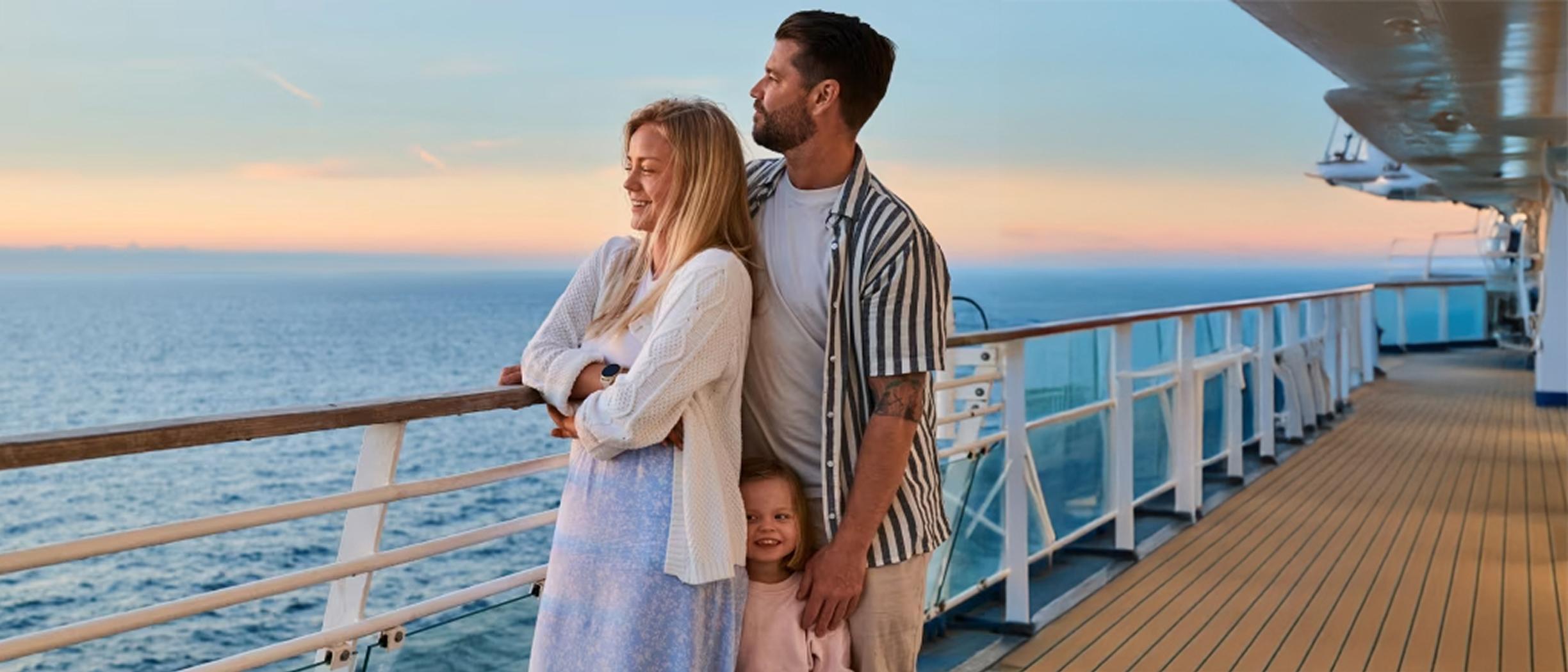 Eine Familie blickt an Bord eines Tallink Silja Line Schiffes über den Horizont.