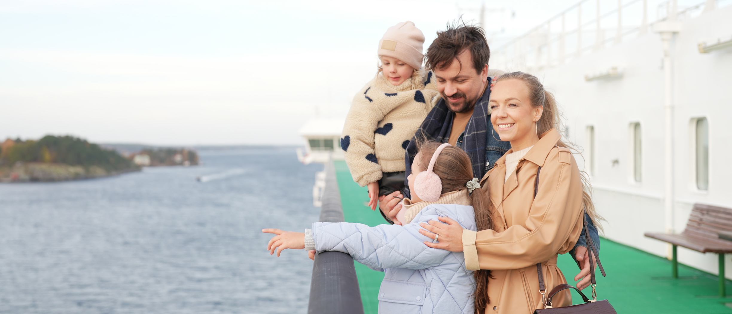 Perekond vaatamas päikesetekilt merele