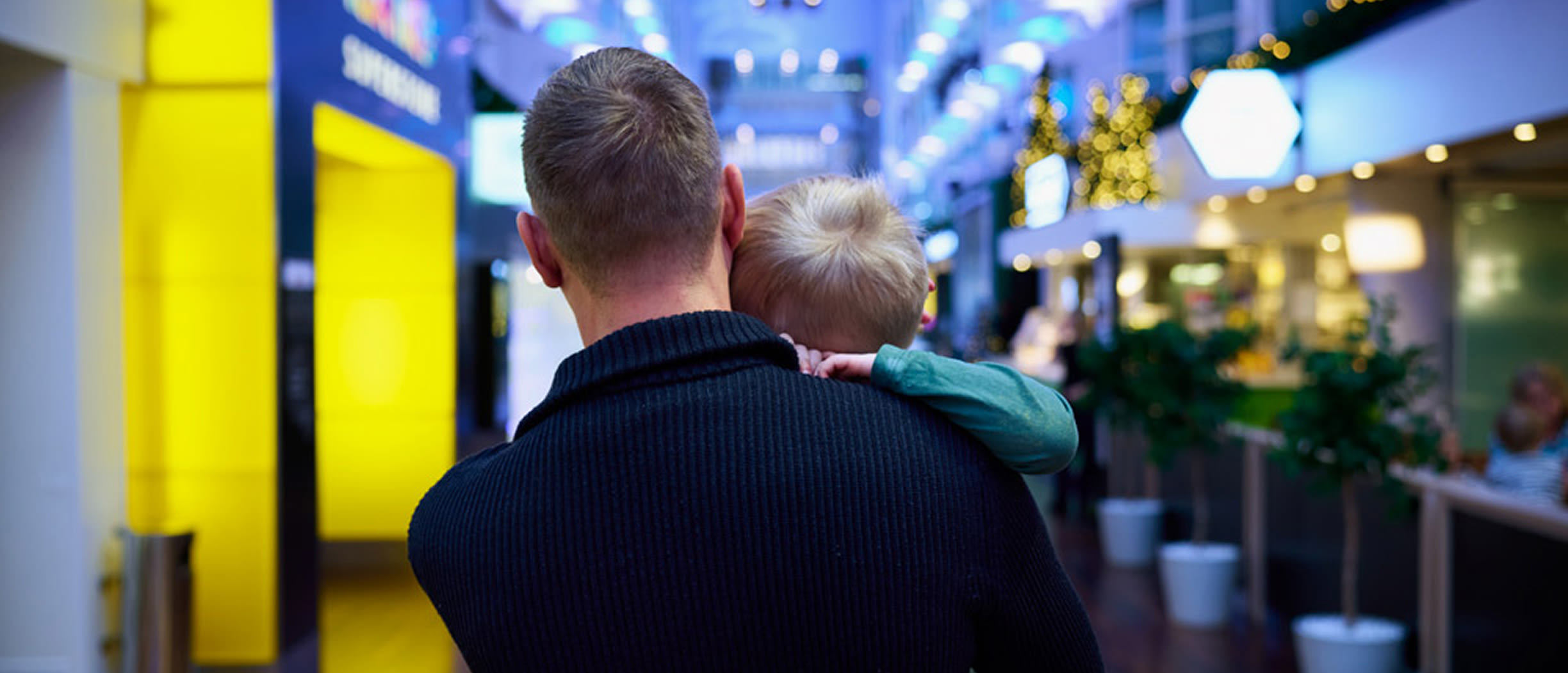 En hamn med segelbåtar och röda små hus på Åland
