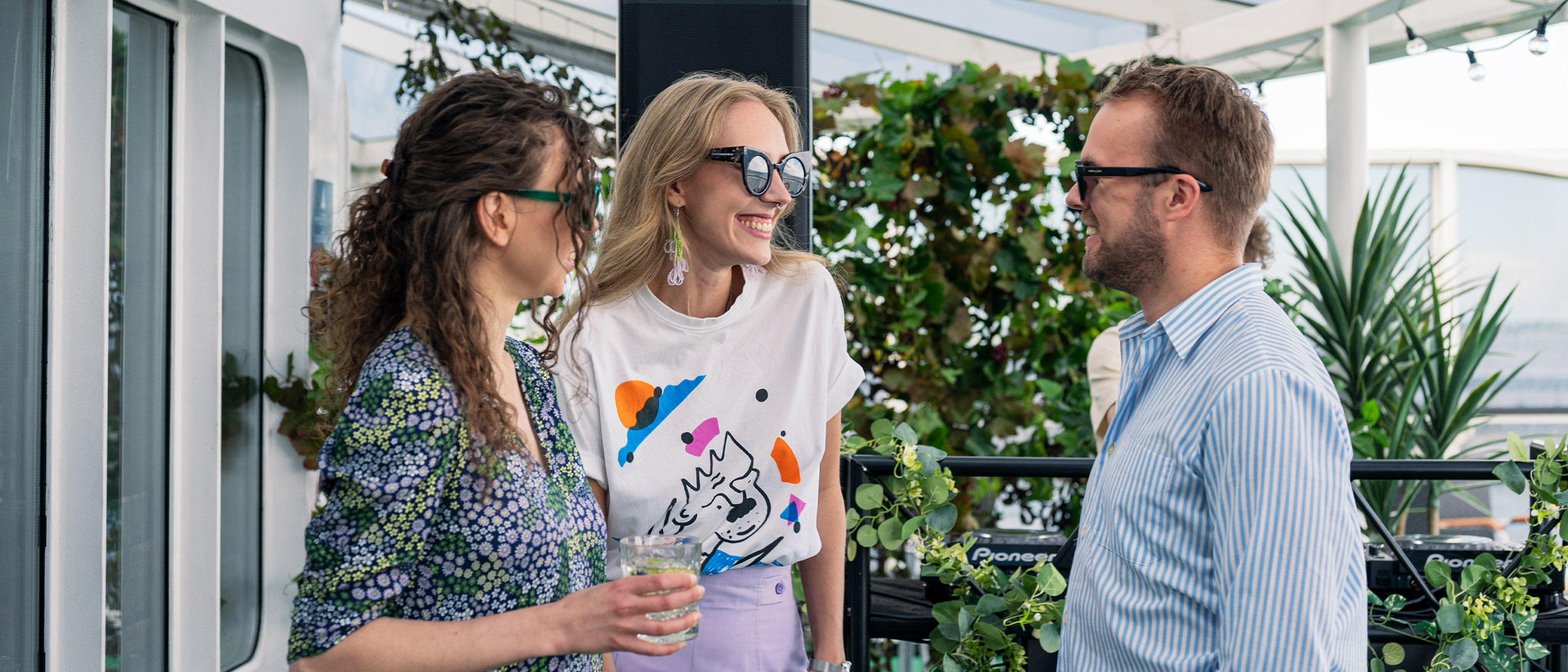 Vänner njuter av sommarkryssning