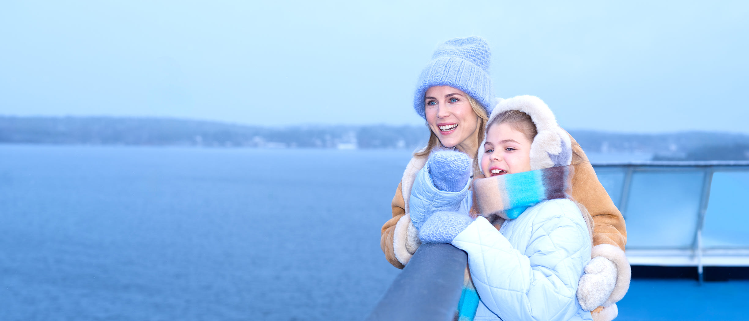 Sälen Harry i tomteluva står ute på däck med en liten tjej