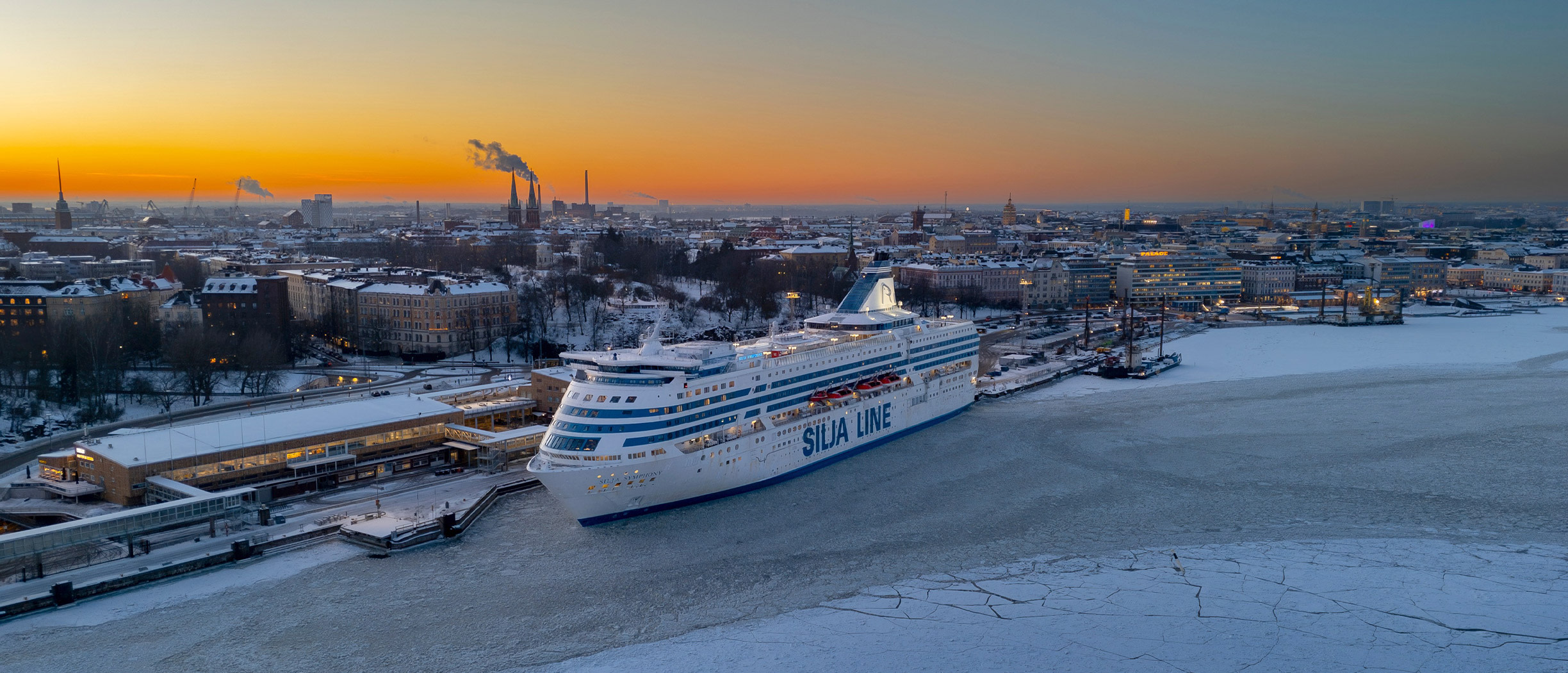 Solnedgång vid Silja Symphony i Olympiahamnen i Helsingfors en vinterkväll