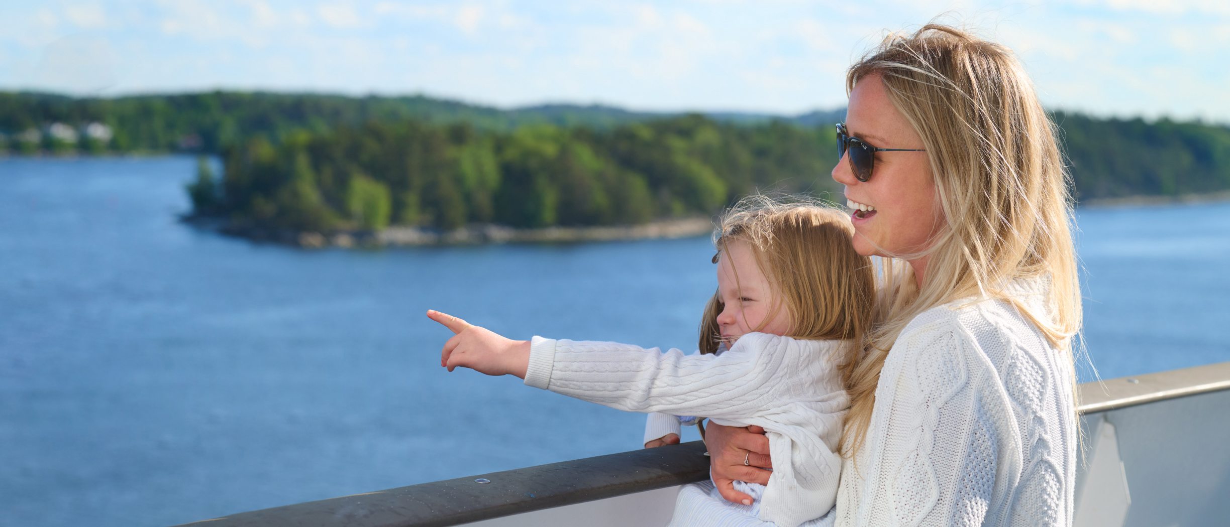 Eine Familie posiert vor einem Tallink Silja Line Schiff für ein Selfie.