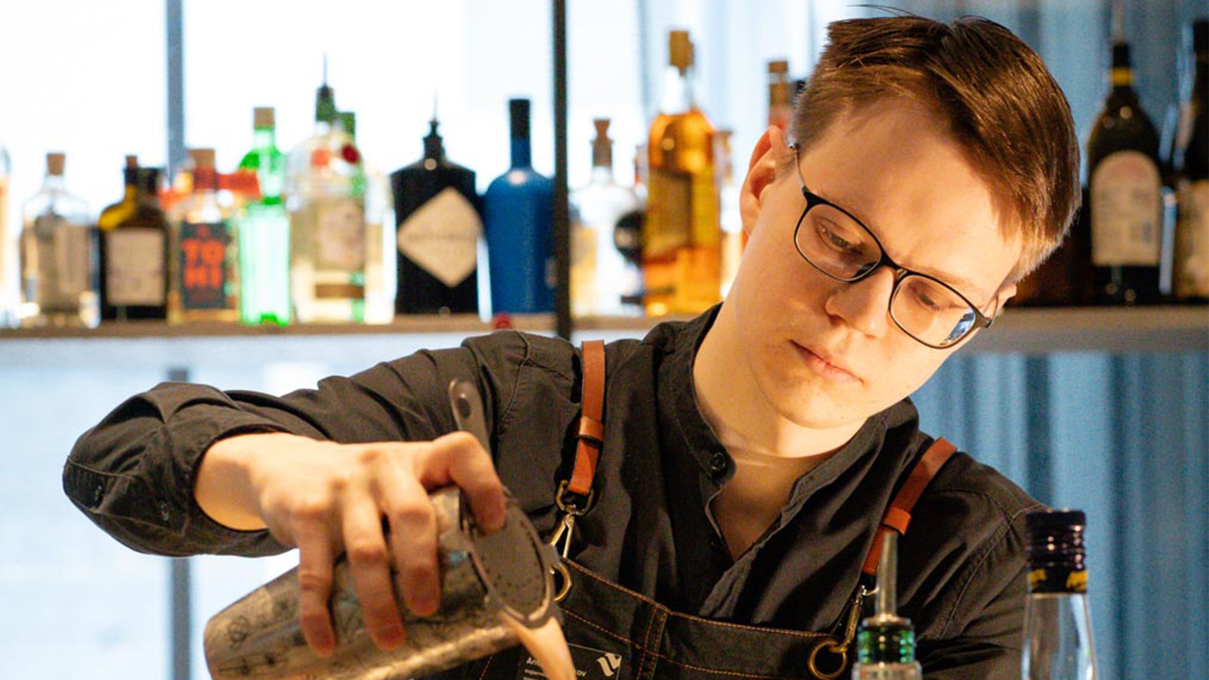 City-hotellin baarimikko valmistamassa cocktailia