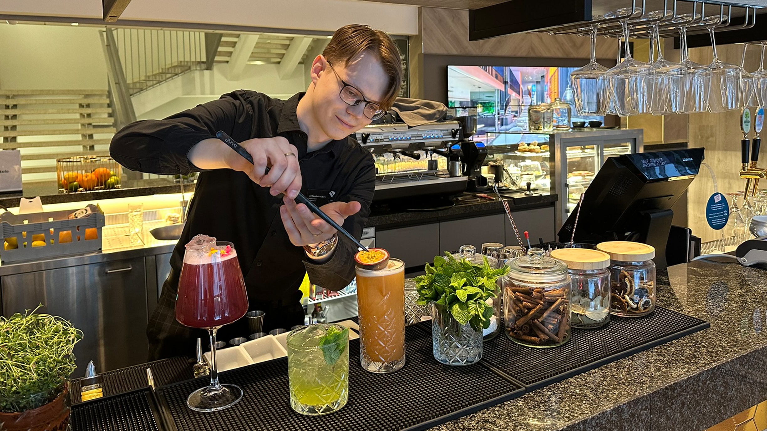 City-hotellin baarimikko valmistamassa cocktailia