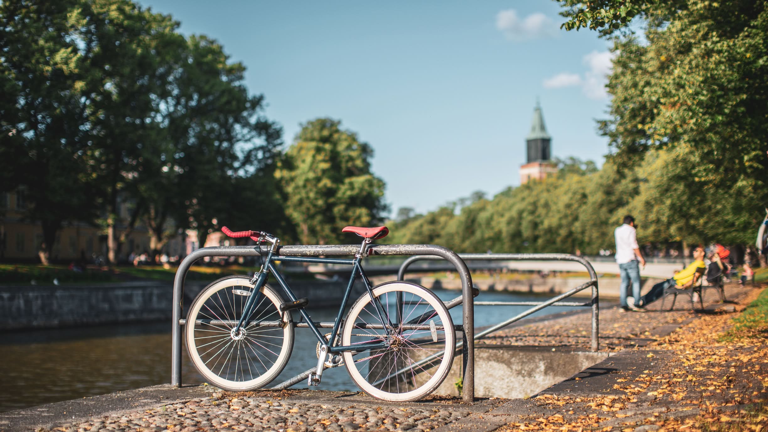 En cykel står framför Aura å i Åbo, Finland