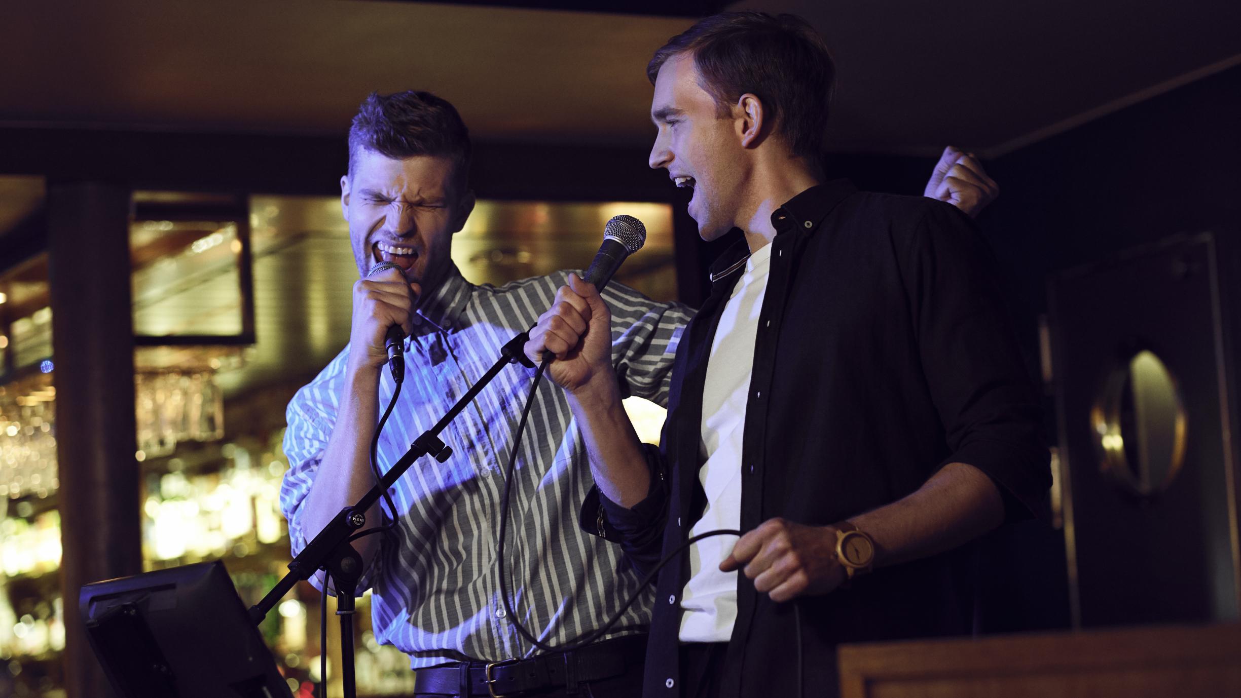 Två män sjunger karaoke