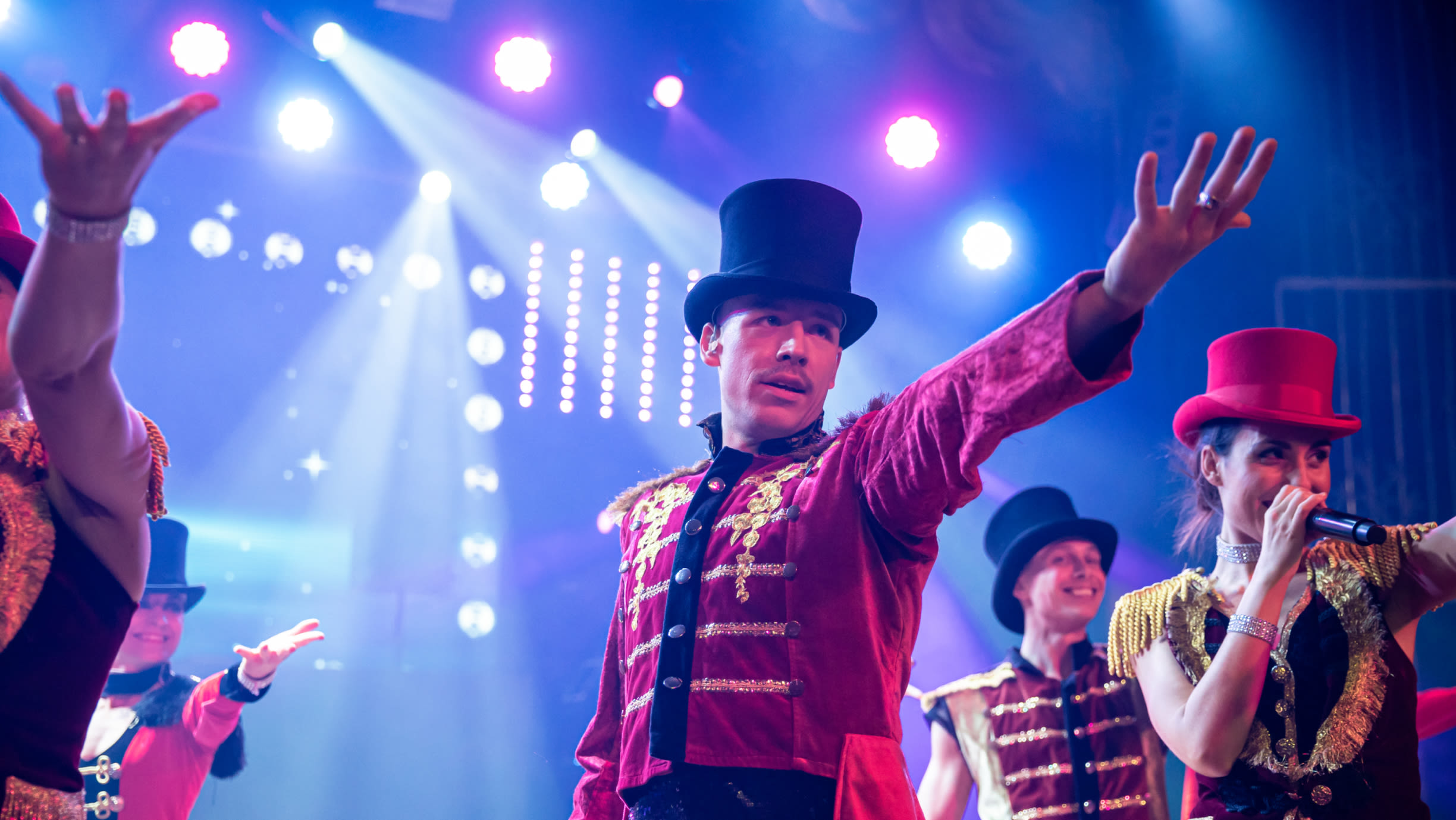 Showgrupp uppträder i showbaren Starlight ombord på kryssningsfartyg