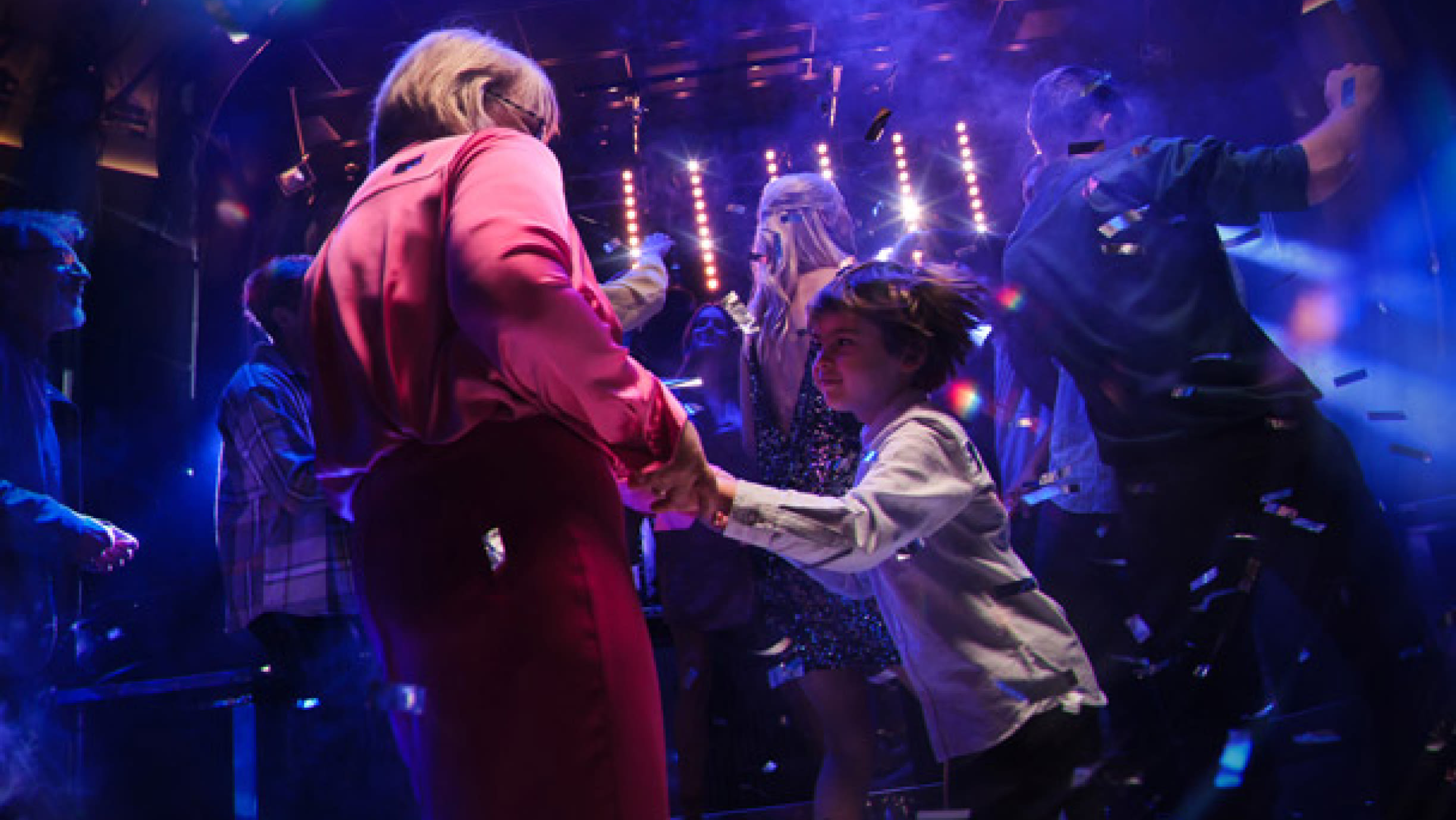 Mamma och dotter dansar tillsammans på dansgolv
