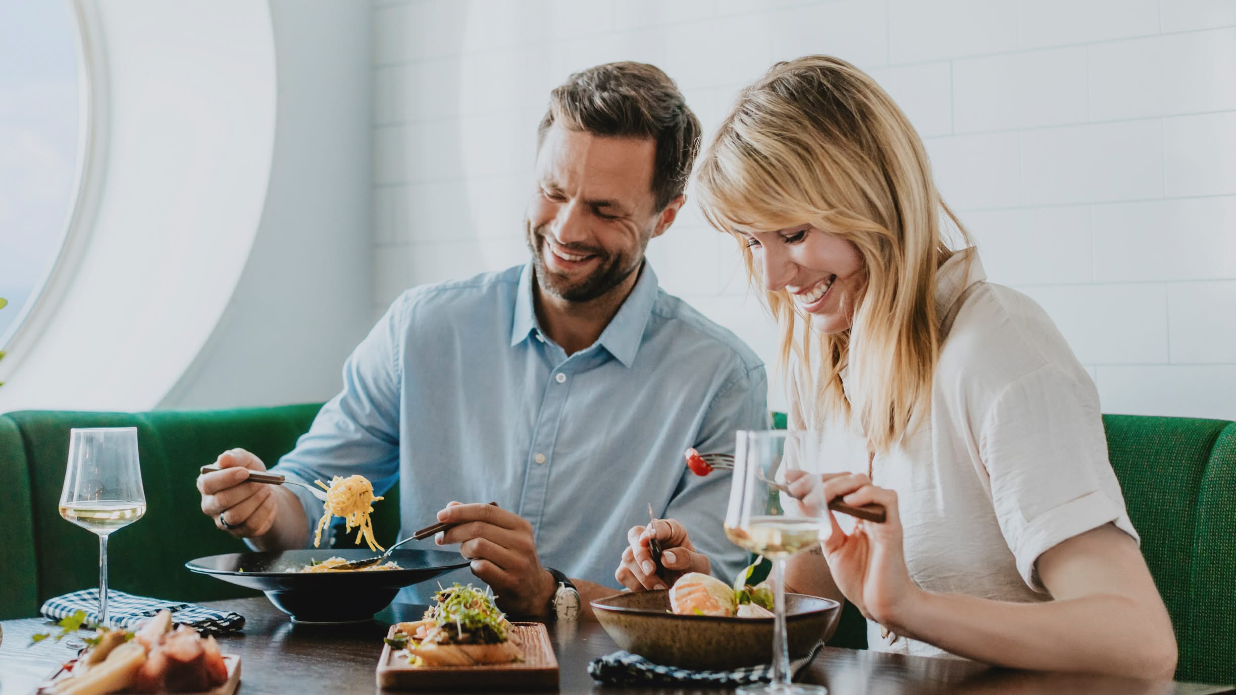Man och kvinna äter pasta på restaurang ombord