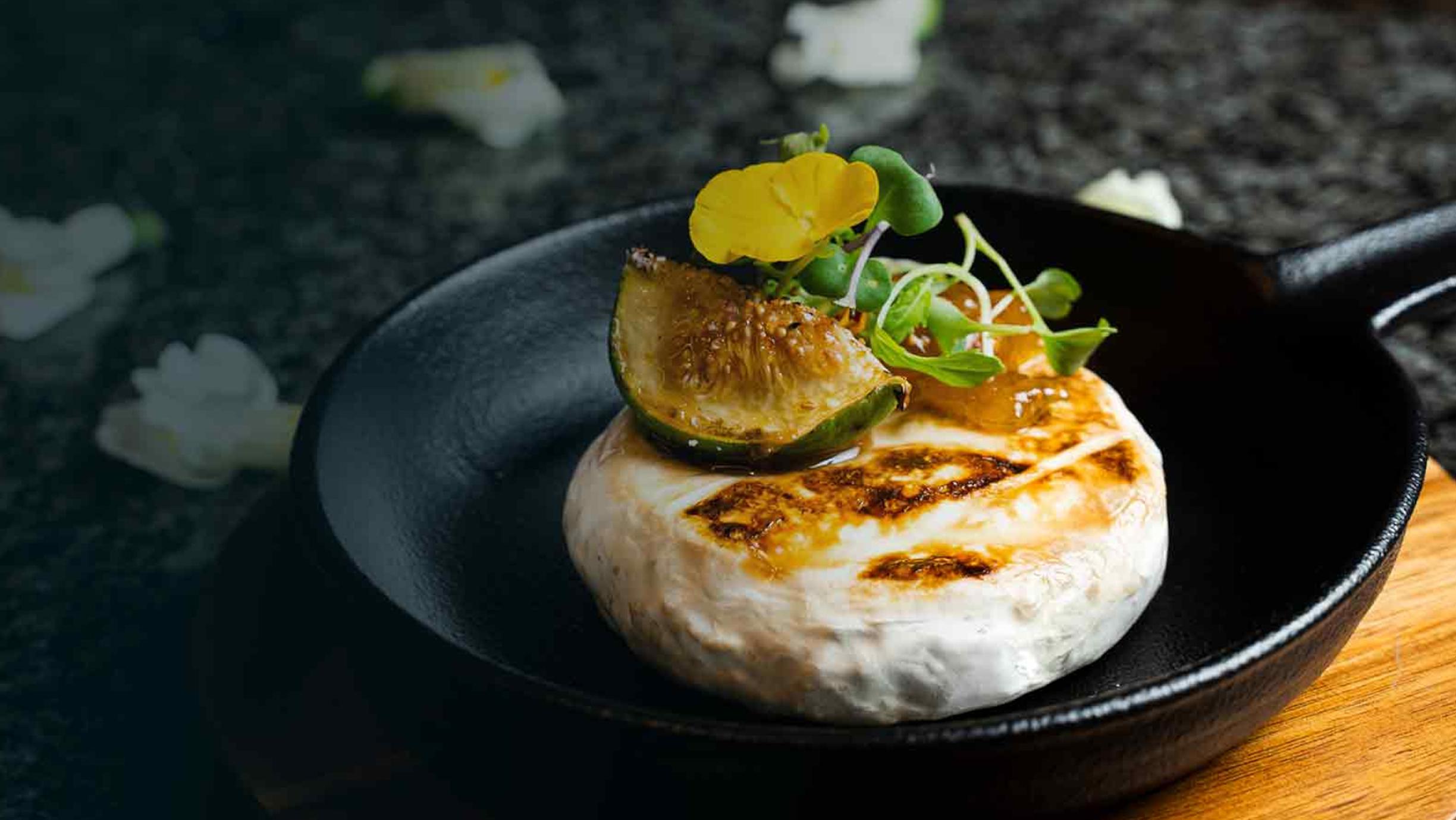 Bakad brie serveras som förrätt på Tallink Hotels