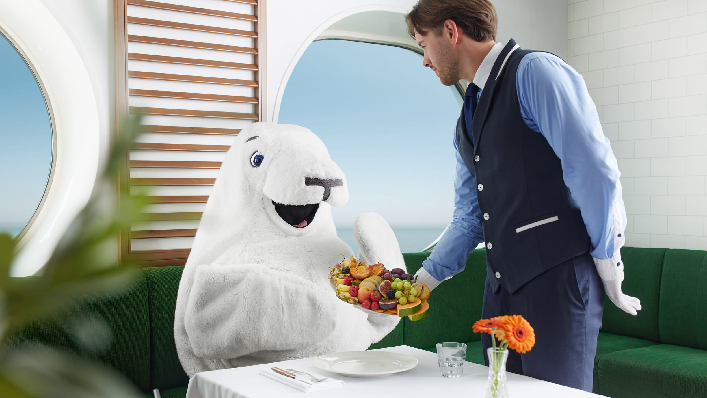 Tarjoilija ojentaa annosta Harri Hylkeelle laivan ravintolassa