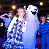 Barn och Sälen Harry dansar