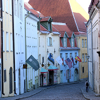 En tom gata i Tallinns gamla stad