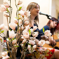 Två kvinnor sjunger i Piano Bar ombord Baltic Princess